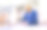 老裁缝在他的工作室里准备纸模型。手工劳动的概念与专业知识和工艺相联系图片下载
