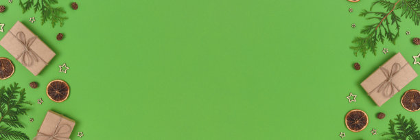 带有天然圣诞礼物、装饰和针叶树树枝的横幅。图片下载