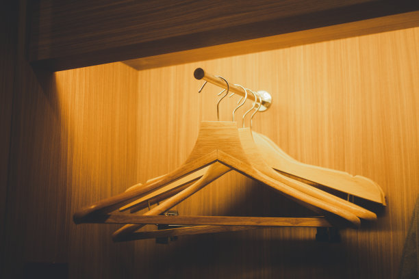 清空酒店房间里的许多木制衣架。酒店行业的服务和设施图片下载