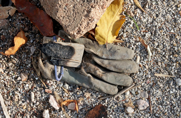 地上的旧手套图片下载