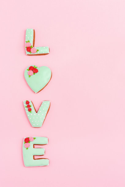 画的姜饼形的单词爱。明信片简约风格的情人节，婚礼。爱浪漫的概念。顶部视图与空间为您的文本。图片下载