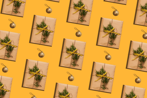 时尚的圣诞图案与纸礼盒照片上的蜡笔背景。最小零浪费新年概念。图片下载