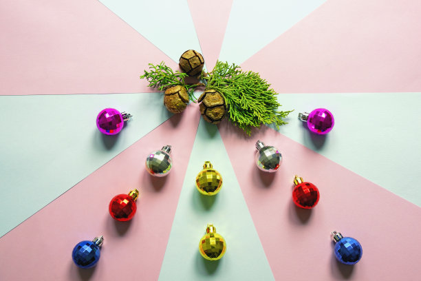 五颜六色的圣诞球和绿色的柏树树枝图片下载