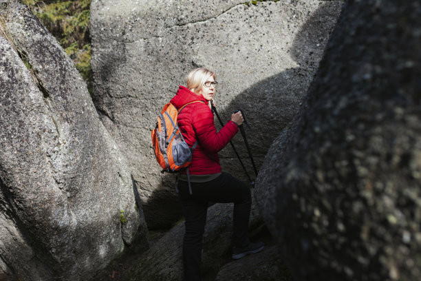 山里的女旅行者图片下载
