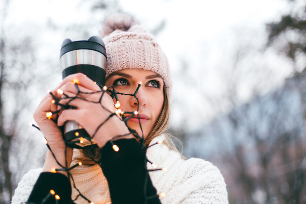 冬天拿着旅行杯的女人图片下载
