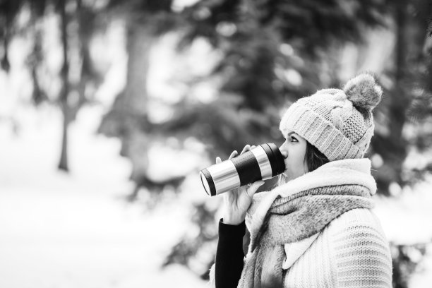 在雪中喝咖啡的女人图片下载