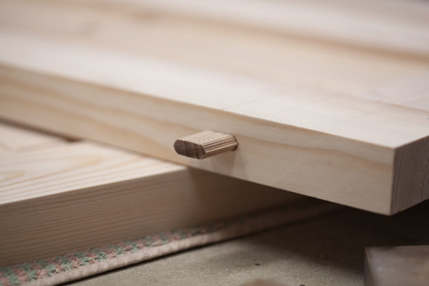 木匠与饼干Jonter在车间图片下载