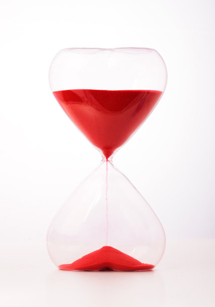 白色背景下的红色沙漏图片下载