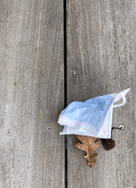 新冠肺炎大流行期间个人防护口罩的处置面临挑战图片下载