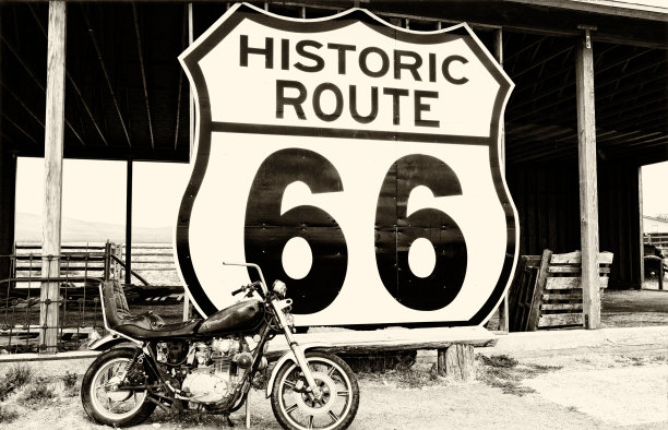 美国亚利桑那州66号公路附近的老式摩托车。图片下载