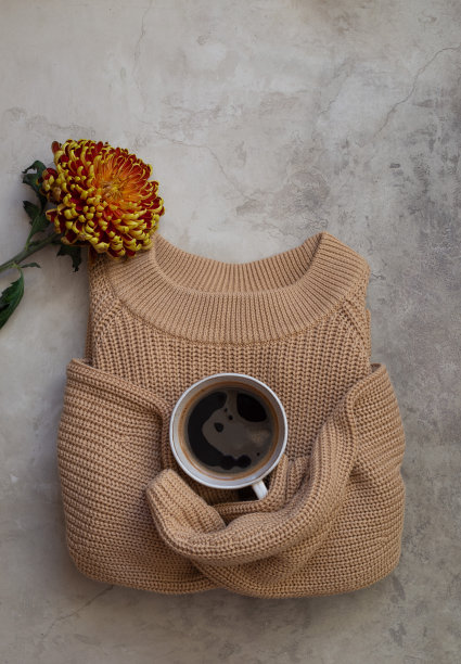 秋天的成分。毛衣，笔记本和钢笔在石头的背景。平铺与拷贝空间图片下载