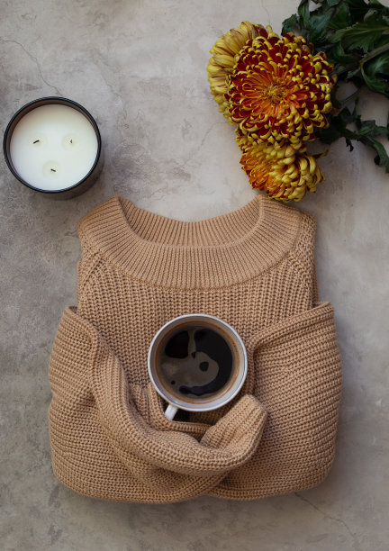 秋天的成分。毛衣，笔记本和钢笔在石头的背景。平铺与拷贝空间图片下载