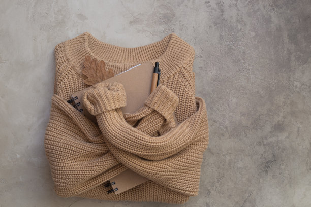 秋天的成分。毛衣，笔记本和钢笔在石头的背景。平铺与拷贝空间图片下载