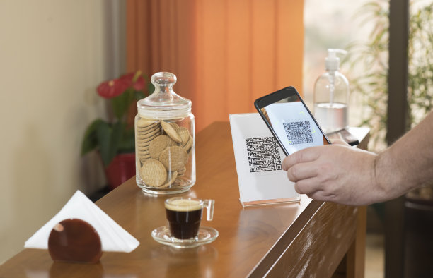 用智能手机扫描静态二维码支付咖啡图片下载