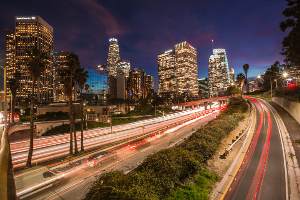 加州洛杉矶，夜间长时间暴露在建筑物和高速公路上图片下载