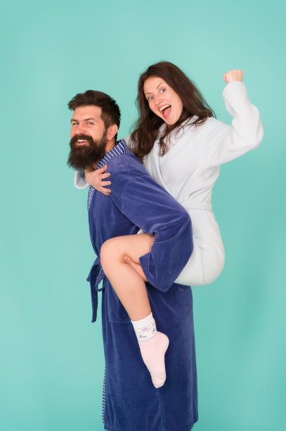 永远的你。全家欢度周末。休闲时光。在家里玩得开心。早上好。男潮人和穿浴袍的女人玩。夫妇在爱。空气中弥漫着爱。家庭日图片下载