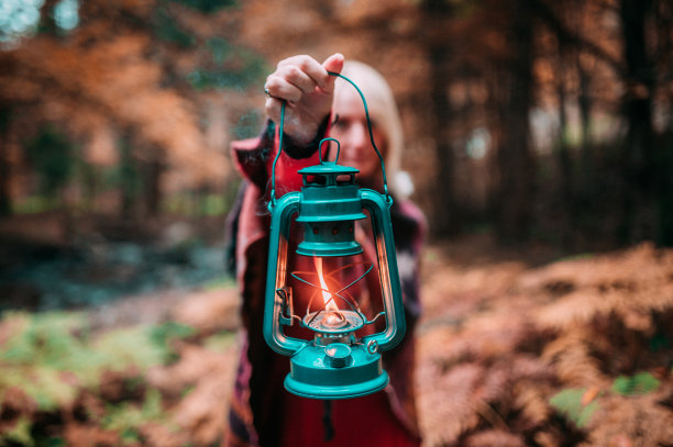 森林里提着蓝灯笼的女人图片下载