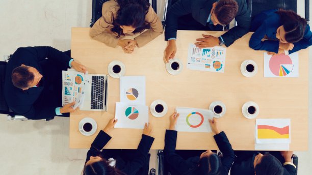商务人士小组会议俯视图拍摄图片下载