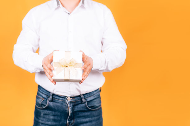 男人手里拿着一份礼物图片下载