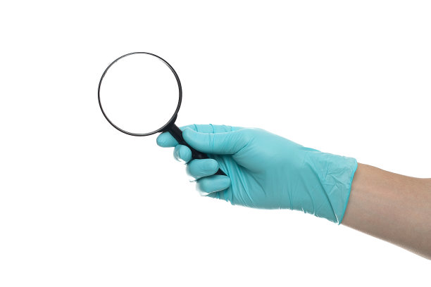 男人的手握放大镜，近距离隔离在白色背景，复制空间为您的文本。放大镜阅读图片下载