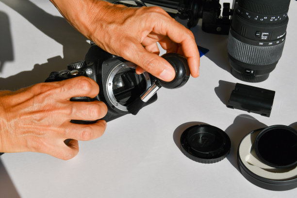 在白色的桌子上用手清洁摄像设备图片下载