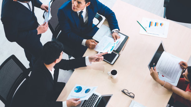商务人士小组会议俯视图拍摄图片下载