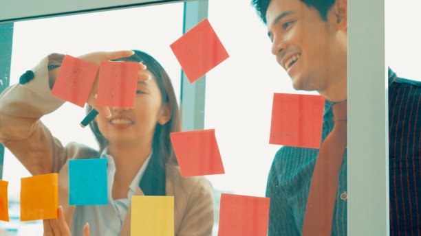 商业人士在项目规划委员会工作图片下载