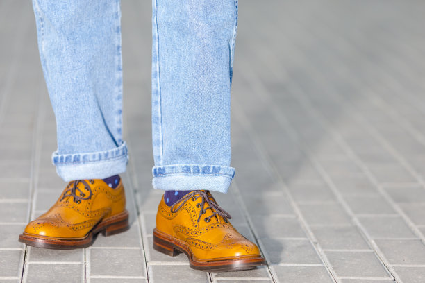 男性的腿在皮革棕色牛津半布罗格鞋的特写。向前走的时候拍的照片。水平的作文图片下载