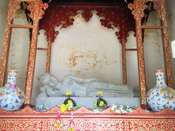 在泰国北部寺庙斜卧的拉那佛图片下载