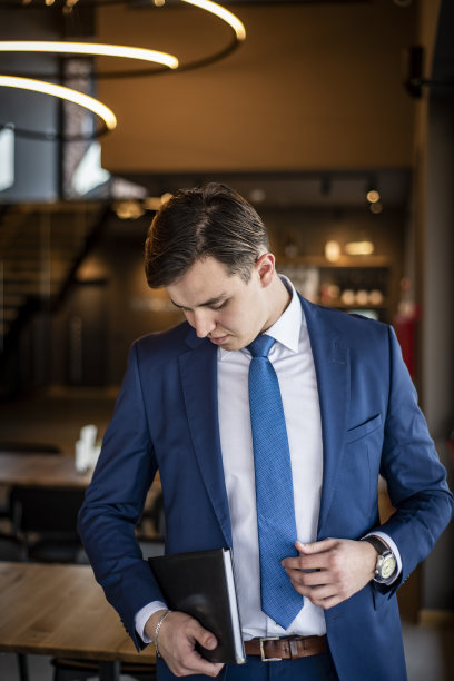 一位自信的年轻商人正在他的办公楼里图片下载