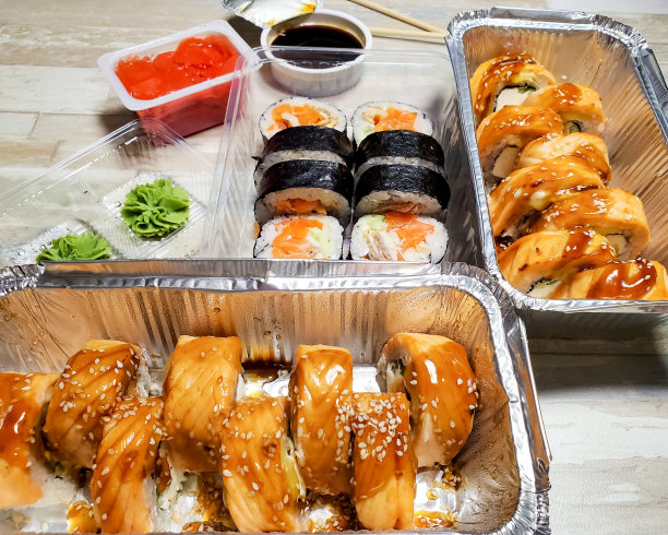 递上美味的番茄卷特写，在一个孤立的背景上图片下载