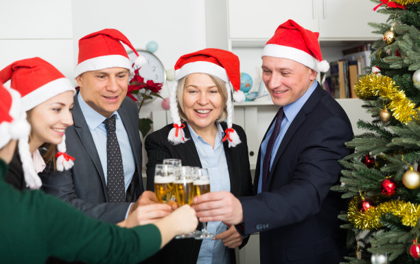 同事们在办公室庆祝圣诞节图片下载