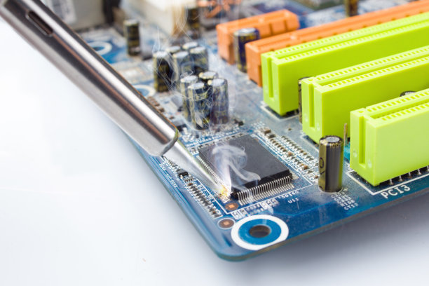 用烙铁将电子部分焊到电路板上。电脑修理。。图片下载