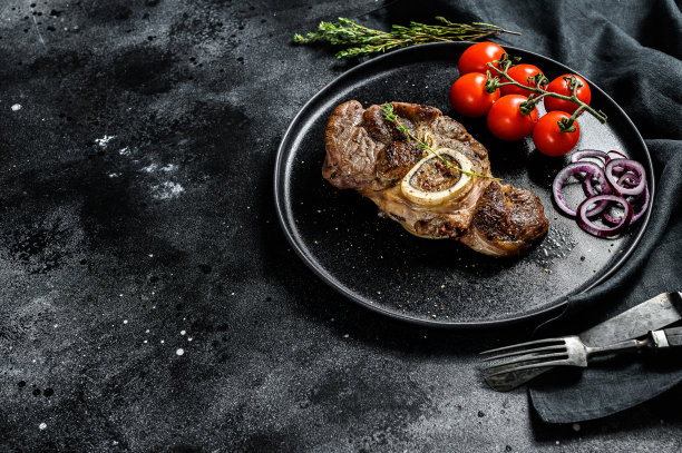 牛膝，熟小牛小腿。Ossobuco肉。黑色背景。前视图。本空间图片下载