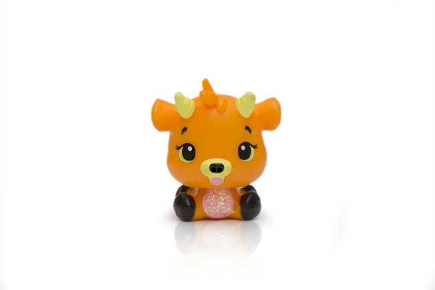 孩子们的玩具。白色背景上的玩具牛。2021年的象征。隔离。Copyspace图片下载
