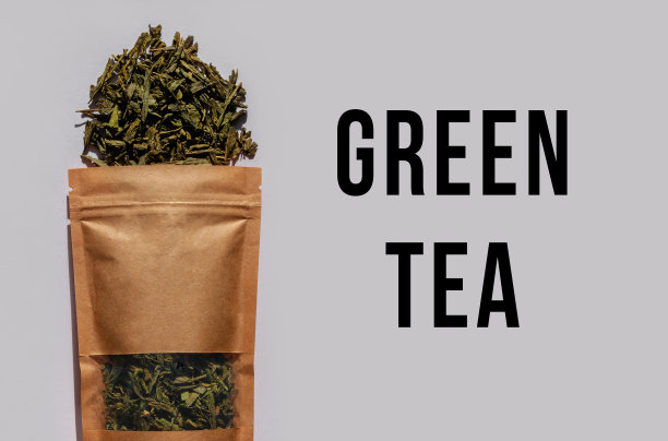 棕色的牛皮纸纸袋与茶叶顶视图与白色背景上的粗糙阴影。咖啡包装平铺。图片下载