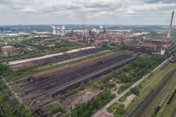 工业钢铁厂、铁厂。冶金工厂。钢铁厂。重工业在欧洲，波兰，达布罗瓦戈尼察。来自烟囱的空气污染。生态和环境。空中无人机的照片图片下载