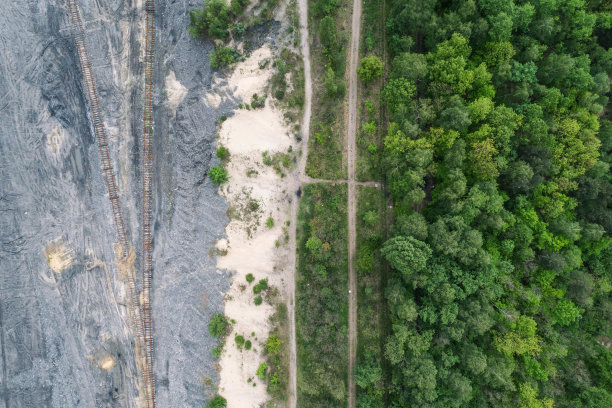 工业钢铁厂、铁厂。冶金工厂。钢铁厂。重工业在欧洲，波兰，达布罗瓦戈尼察。来自烟囱的空气污染。生态和环境。空中无人机的照片图片下载