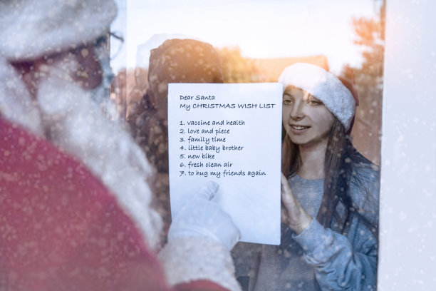 在冠状病毒大流行隔离期间，孩子们在圣诞节许愿图片下载