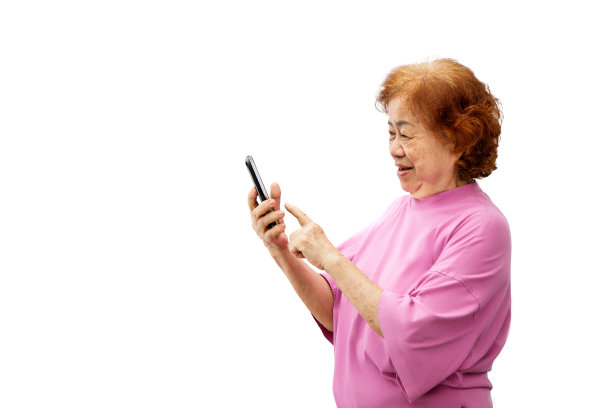 老年人学会使用新技术。图片下载