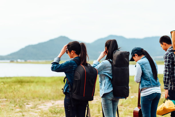一群朋友在湖边和山上旅行和露营回来。图片下载