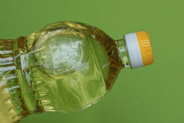 一个装满向日葵的密封塑料瓶图片下载