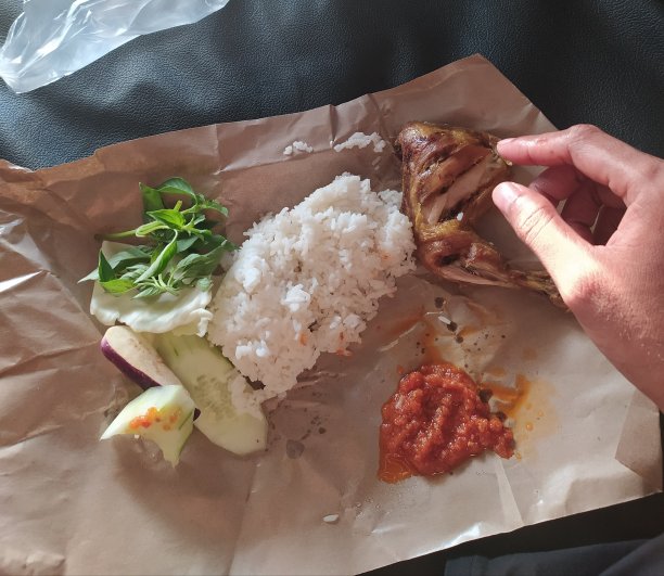 炸鸡，米饭，蔬菜沙拉图片下载