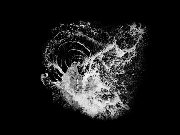 水飞溅在黑色背景上图片下载