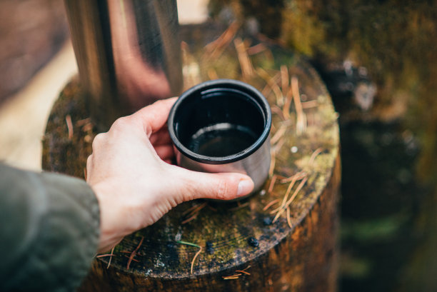 森林漫步时喝热饮图片下载