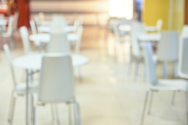 模糊的背景。美食广场。白表图片下载