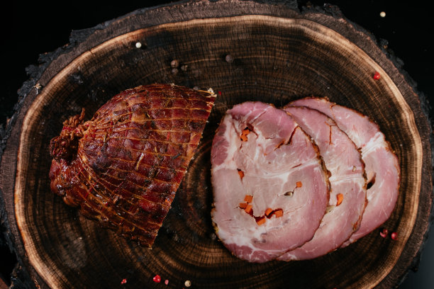 熏猪油，熏肉，半片，在一个木制的深色工艺背景上。顶视图,特写。图片下载