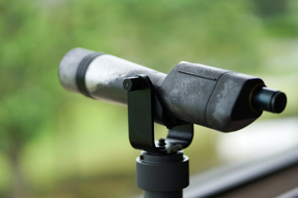 绿色背景上的望远镜特写图片下载