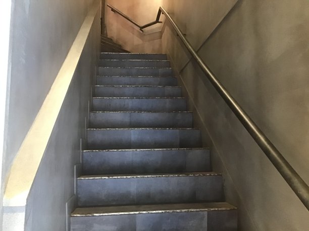 通往楼上古老民居的复古楼梯图片下载