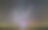 一个科学家的小剪影与手电筒在他的头上指向明亮的光束与C/2020 F3 (NEOWISE)彗星与光尾巴的星空。太空探索的概念。图片下载
